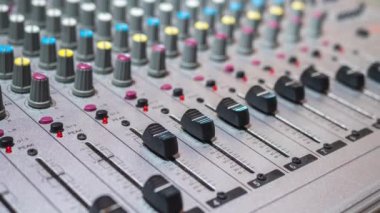 Kayıt stüdyosunda Ses Karıştırıcı 'da Taşıma Kaydırıcıları. Zaman aşımı. 4K