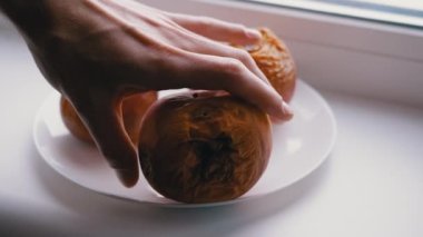 Erkek Elleri Tabağa Çürük Elma Koyuyor. Şımarık, Çürük, Meyveler. 4K