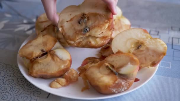 Γυναίκα ξαπλώνει σε ένα πιάτο κομμένα μουχλιασμένα μήλα. Κοψίματα, χαλασμένα, μουχλιασμένα φρούτα. 4K — Αρχείο Βίντεο