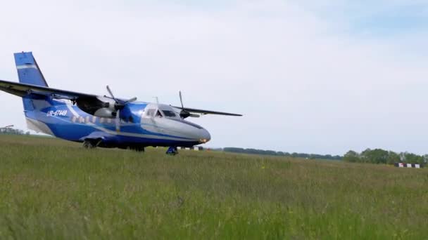 Avión con paracaidistas se prepara para despegar, recogiendo velocidad por hierba — Vídeo de stock