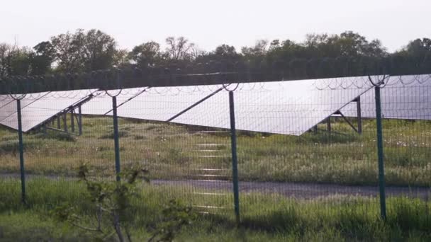 Сонячні панелі оточені колючим дротом. Сонячні батареї. Зум — стокове відео