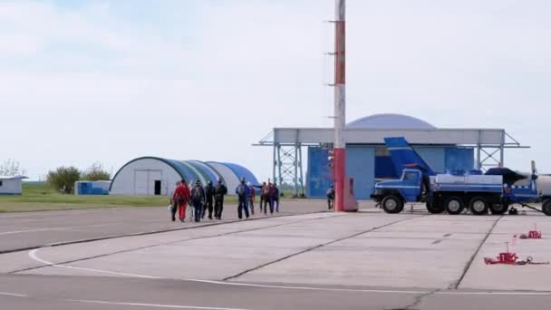 El equipo de paracaidistas está caminando por aeródromo a avión antes del despegue en el aeropuerto — Vídeo de stock