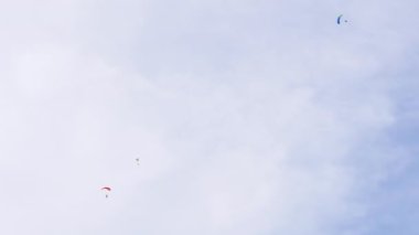 Paraşütçüler Bulutlu Mavi Gökyüzünün Arkaplanına Karşı Bir Paraglider Üzerinde Uçar
