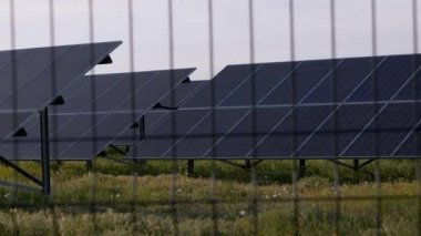 Güneş panelleri dikenli telle kaplanmış. Güneş pilleri. Büyüt