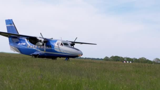Avión con paracaidistas se prepara para despegar, recogiendo velocidad por hierba. 4K — Vídeo de stock