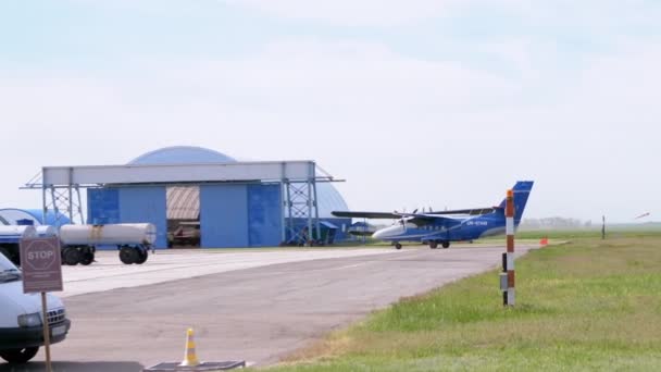 Avión con paracaidistas llega para abordar por Green Grass. Zoom: — Vídeo de stock