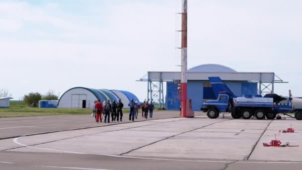 El equipo de paracaidistas está caminando por aeródromo a avión antes del despegue en el aeropuerto — Vídeo de stock