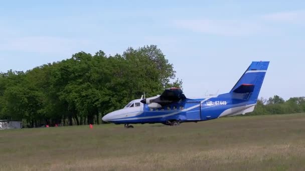 带着伞兵的飞机正准备起飞，在草丛中加速起飞 — 图库视频影像