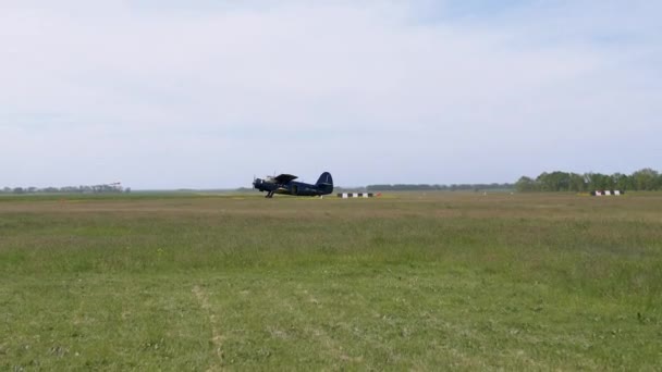 Flugzeug mit Fallschirmspringern wird von grünem Gras zum Boarding gebracht. Zoom — Stockvideo