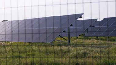 Güneş panelleri dikenli telle kaplanmış. Güneş pilleri. 4K