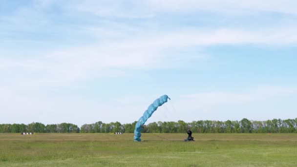 Aterrissar pára-quedistas em Green Grass. 4K. Movimento lento. — Vídeo de Stock