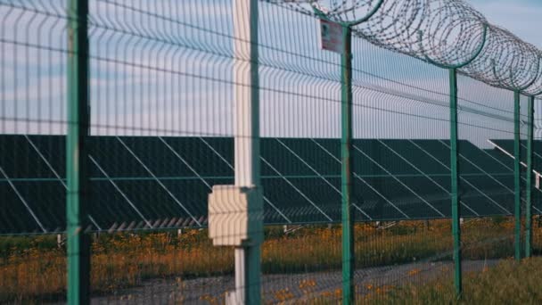 솔라 패널은 Barbed Wire Fence 와 연결되어 있다. 태양 전지. 4K — 비디오