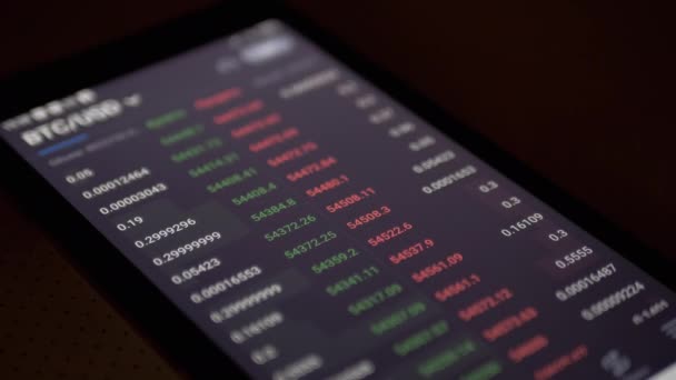 Bolsa de Valores, Criptomoeda Preço, Cotações, números em um de uma tela de Smartphone — Vídeo de Stock