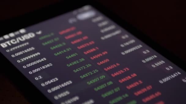 Bolsa de Valores, Precio de Criptomoneda, Cotizaciones, números en una pantalla de Smartphone — Vídeo de stock