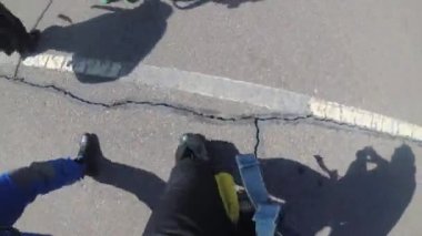 Paraşütçüler Ekibi, Briskly 'nin içinden geçerek Paving Levhaları' ndan uçağa doğru ilerliyor. 4K