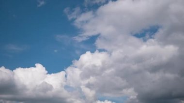 Mavi Gök 'teki Hızlı Fırtına Bulutları. 4 bin. Zaman Süreleri