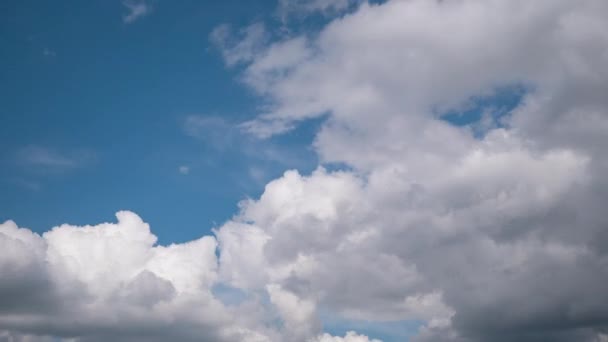 Gyors mozgó viharfelhők a kék égbolton. 4K. Időeltolódás — Stock videók