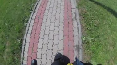 Paraşütçüler Ekibi, Asphalt 'ta uçağa doğru yürüyorlar. 4K