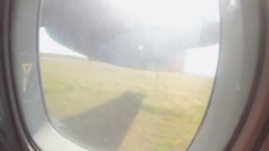 Uçak penceresinden türbin motoru çalıştırılıyor. 4K