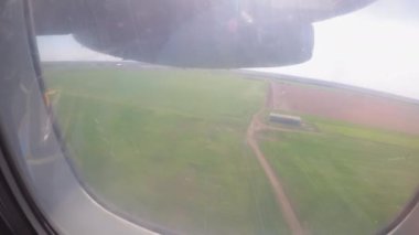 Uçak penceresinden türbin motoru çalıştırılıyor. 4K