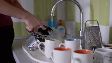 Erkek Elleri Mutfakta Kirli Tabağı Süngerle Yıkar Akan Su Altında Lavabo