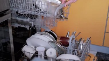 İnsan Kirli Bulaşıkları Bulaşık makinesinin Raflarına Koyuyor. 4K