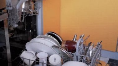 Erkek Bulaşık Yığını Kirli Bulaşıklar, Tabaklar Bulaşıkçının Kompartımanlarında.