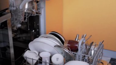 İnsan Kirli Bulaşıkları Bulaşık makinesinin Raflarına Koyuyor. Büyüt