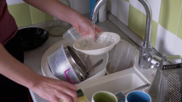 Mãos masculinas Lave a placa suja com uma esponja na pia da cozinha sob água corrente — Vídeo de Stock