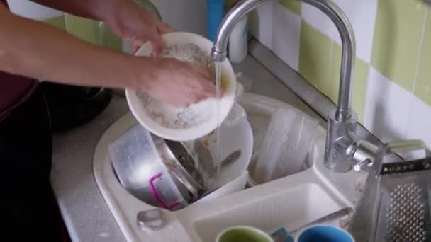 Mãos masculinas Lave a placa suja com uma esponja na pia da cozinha sob água corrente — Vídeo de Stock