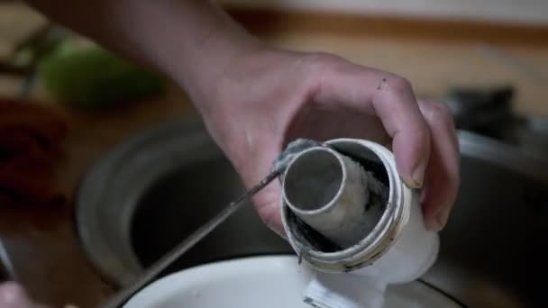 Mannelijke handen zijn het schoonmaken van een verstopte afvoerpijp, een afvoer van puin en haar. 4K — Stockvideo