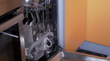 İnsan Kirli Bulaşıkları Bulaşık makinesinin Raflarına Koyuyor. Büyüt