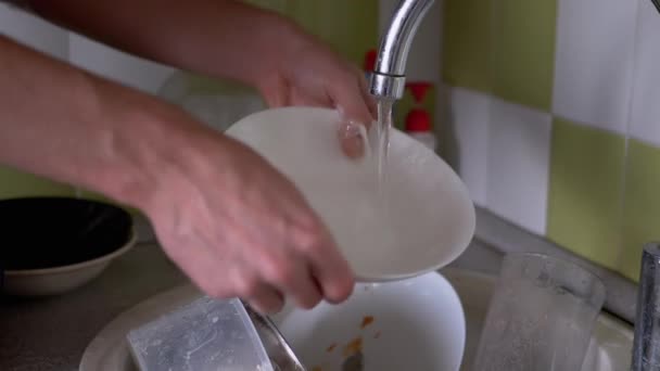 Male Hands Wash Dirty Plate, Dishes in Kitchen Sink Under Running Water — Vídeos de Stock