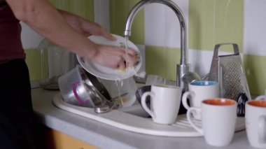 Erkek Elleri Mutfakta Kirli Tabağı Süngerle Yıkar Akan Su Altında Lavabo