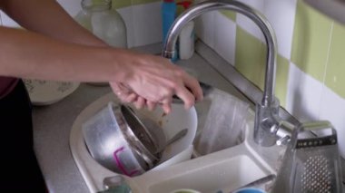 Erkek Elleri Mutfakta Kirli Tabağı Süngerle Yıkar Akan Su Altında Lavabo