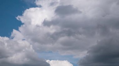 Mavi Gök 'teki Hızlı Fırtına Bulutları. Yakınlaştır. Zaman Süreleri