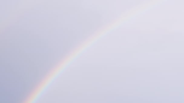 Aspecto de un fantástico arco iris brillante en el horizonte en el cielo. 4K — Vídeos de Stock
