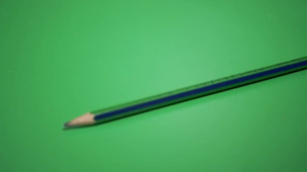 図面、滝、緑の背景にロールのためのシンプルな鉛筆。スローモーション — ストック動画