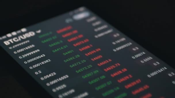 Bolsa de Valores, Criptomoeda Preço, Cotações, números em uma tela de Smartphone — Vídeo de Stock