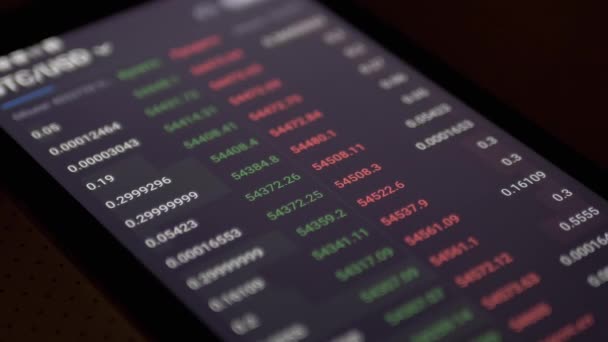 Bolsa de Valores, Criptomoeda Preço, Citações, Números em de uma tela de Smartphone — Vídeo de Stock