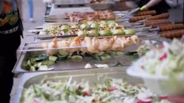 Bir sürü kebap, ızgara sebze, kızarmış kabak tezgahta. 4K