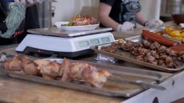 Street Food Seller pesa barbacoa, verduras a la parrilla en una balanza electrónica — Vídeo de stock