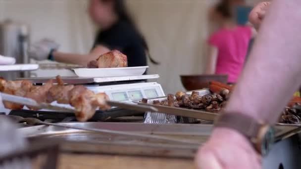 Le vendeur d'aliments de rue pèse un morceau de kebab cuit et frit sur une balance électronique — Video