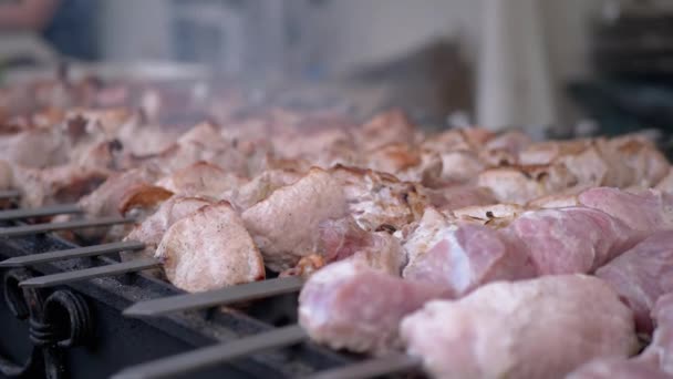 Cocinar jugosos y crujientes kebabs con humo en una brocheta de metal en la parrilla. Zoom: — Vídeo de stock