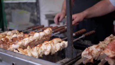 Metal bir şiş üzerinde açık havada ızgarada domuz kebabı pişiriyorum. 4K