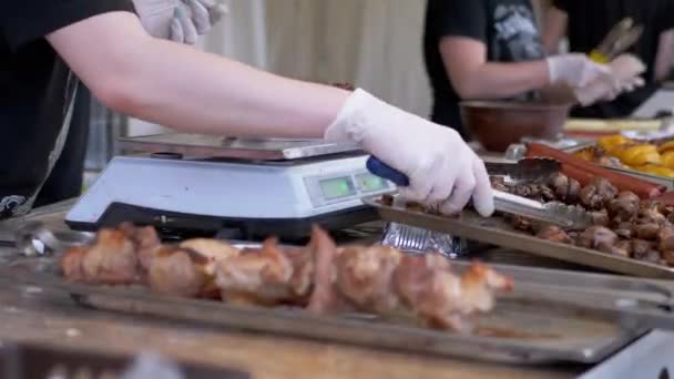 街头食品销售员称烧烤、油炸蔬菜为电子秤。4K — 图库视频影像