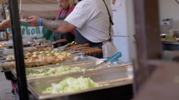 Vendedor de comida de rua Mãos um cliente uma lancheira de legumes grelhados. 4K — Vídeo de Stock