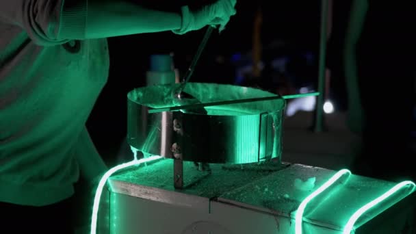Vaření cukrové vaty ve speciálním stroji na pouličním trhu, Park. 4K — Stock video