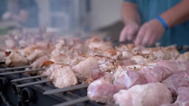 Cocinar Kebab de cerdo jugoso a la parrilla al aire libre en una brocheta de metal. 4K — Vídeo de stock