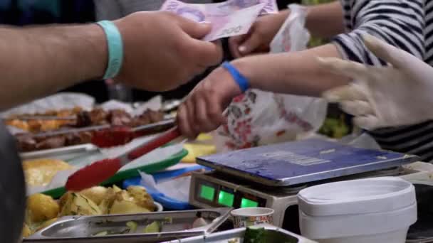 Pembeli membayar tunai ke Street Food Vendor per Order. Perbesar — Stok Video